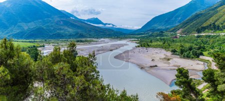 Foto de A panorama view along the Vjosa river in Tepelena, Albania in summertime - Imagen libre de derechos