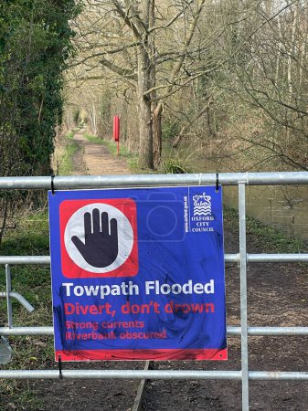 Téléchargez les photos : Oxford, Royaume-Uni, 11 février 2024, panneau d'arrêt inondé du chemin de halage à oxford près du pont rewley - en image libre de droit