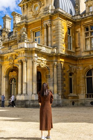 Téléchargez les photos : Waddesdon, Buckinghamshire, Angleterre, Royaume-Uni - 24 août 2022 : Une femme debout devant le manoir de Waddesdon, voyage au Royaume-Uni - en image libre de droit