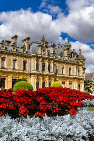Téléchargez les photos : Waddesdon, Buckinghamshire, Angleterre, Royaume-Uni - 24 août 2022 : Waddesdon Manor House and gardens in Buckinghamshire in summer with flowers - en image libre de droit
