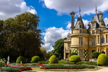 Téléchargez les photos : Waddesdon, Buckinghamshire, Angleterre, Royaume-Uni - 24 août 2022 : Waddesdon Manor House and gardens in Buckinghamshire in summer with flowers - en image libre de droit