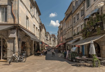 Foto de BESANCON, FRANCIA-MAYO 07, 2022: Vista de personas no identificadas en una calle en Besancon, Francia - Imagen libre de derechos
