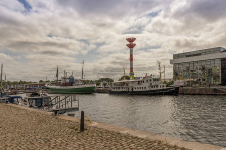 Téléchargez les photos : BREMERHAVEN, ALLEMAGNE-AOÛT 27, 2022 : Navire-musée dans le port de pêche de Bremerhaven, Allemagne - en image libre de droit