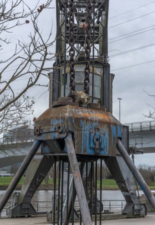 Foto de FRANKFURT AM MAIN, ALEMANIA-DICIEMBRE 30, 2022: Monumento industrial grúa de carbón a orillas del río principal de Frankfurt-Hoechst - Imagen libre de derechos