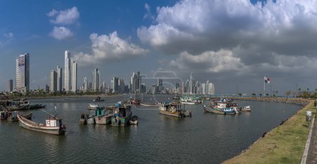 Téléchargez les photos : PANAMA CITY, PANAMA-MARCH 03, 2019: View of the skyscraper silhouette of Panama City - en image libre de droit