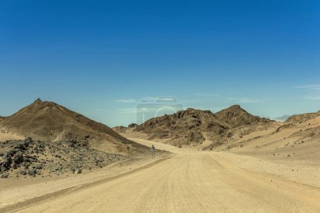 Foto de Sand road through the moon landscape landscape near Swakopmund, Namibia - Imagen libre de derechos