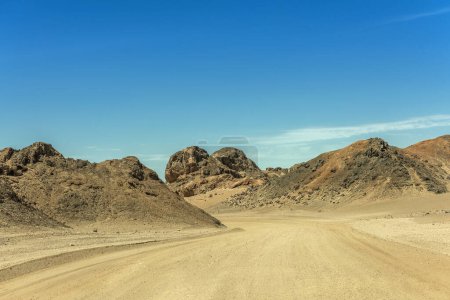 Foto de Sand road through the moon landscape landscape near Swakopmund, Namibia - Imagen libre de derechos
