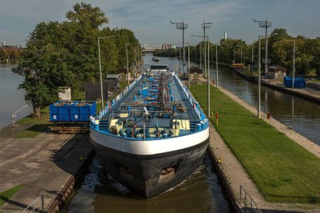 Téléchargez les photos : A cargo ship enters the Griesheim lock, Frankfurt, Germany - en image libre de droit