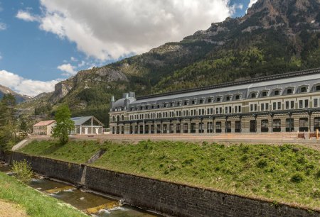 Téléchargez les photos : CANFRANC, SPAIN-Mai 09, 2022: View of Canfranc train station in the Spanish Pyrenees - en image libre de droit