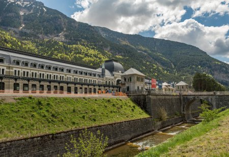 Téléchargez les photos : CANFRANC, ESPAGNE-09 mai 2022 : Vue de la gare de Canfranc dans les Pyrénées espagnoles - en image libre de droit