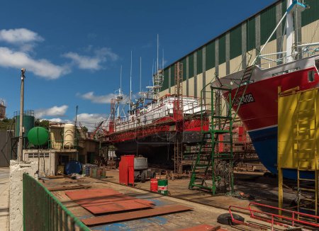 Foto de BURELA, ESPAÑA-MAYO, 11, 2022: Nave para reparación en un astillero, Burela, Galicia, España - Imagen libre de derechos