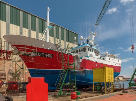 Téléchargez les photos : BURELA, SPAIN-MAY, 11, 2022: Ship for repair in a shipyard, Burela, Galicia, Spain - en image libre de droit