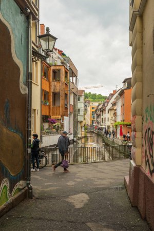 Téléchargez les photos : FREIBURG IM BREISGAU, GERMANY-MAY 06, 2022: Small canal in the historic old town of Freiburg im Breisgau - en image libre de droit