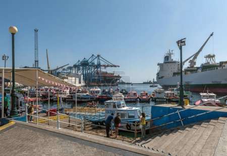 Téléchargez les photos : VALPARAISO, CHILE-FEBRUARY 27, 2020: View of a variety of ships in the port of Valparaiso, Chile - en image libre de droit