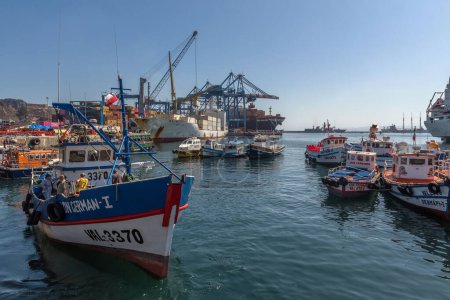 Foto de VALPARAISO, CHILE-FEBRUARY 27, 2020: View of a variety of ships in the port of Valparaiso, Chile - Imagen libre de derechos