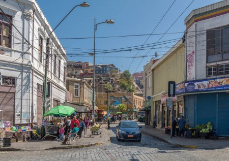 Téléchargez les photos : VALPARAISO, CHILE-FEBRUARY 27, 2020: Street in the historic city of Valparaiso, Chile - en image libre de droit