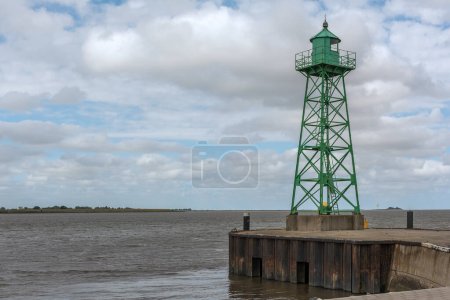 Téléchargez les photos : Small green lighthouse at the mouth of the Geeste River in the North Sea, Bremerhaven - en image libre de droit