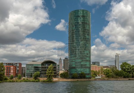 Foto de FRANKFURT AM MAIN, GERMANY-JULY 13, 2020: The Westhafen Tower, high-rise building in the former Frankfurt Westhafen - Imagen libre de derechos