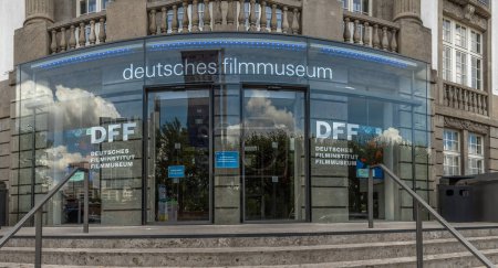 Téléchargez les photos : FRANKFURT AM MAIN, ALLEMAGNE-02 JUIN 2020 : Musée du film allemand au Museumsufer de Francfort, Allemagne - en image libre de droit