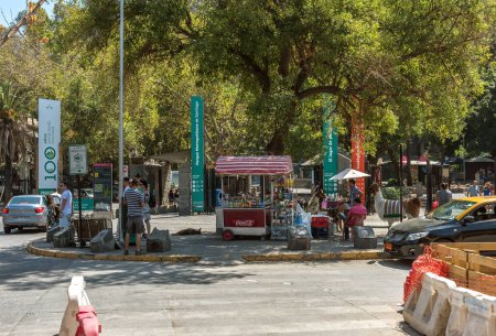 Téléchargez les photos : SANTIAGO, CHILE-FEBRUARY 27, 2020: Street vendors and customers in central Santiago, Chile - en image libre de droit