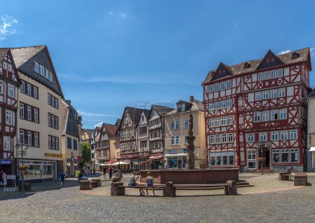 Foto de BUTZBACH, GERMANY-JULY 25, 2020: View of the historic market square with a fountain in Butzbach, Hesse, Germany. - Imagen libre de derechos