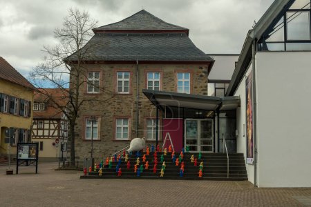 Téléchargez les photos : Des nains de jardin colorés se tiennent sur un escalier devant le Citymuseum Hofheim am Taunus - en image libre de droit