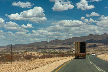 Foto de USAKOS, NAMIBIA-25 DE DICIEMBRE DE 2020: La carretera nacional B2 cerca de Usakos, región de Erongo, Namibia - Imagen libre de derechos