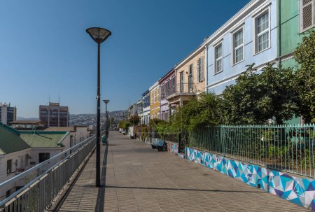 Téléchargez les photos : Bâtiments colorés de la ville de Valparaiso, Chili, classée au patrimoine mondial de l'UNESCO - en image libre de droit