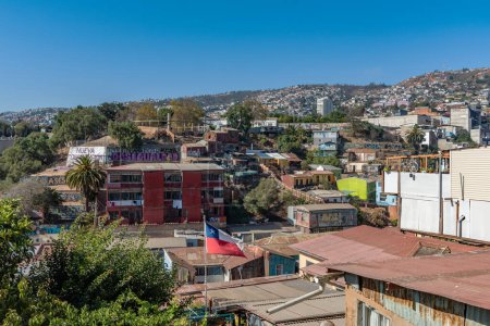 Téléchargez les photos : Bâtiments colorés de la ville de Valparaiso, Chili, classée au patrimoine mondial de l'UNESCO - en image libre de droit