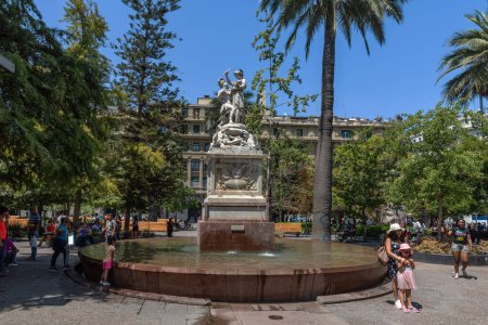 Téléchargez les photos : SANTIAGO, CHILI-27 FÉVRIER 2020 : Monument à la Liberté Américaine sur la Plaza de Armas à Santiago du Chili - en image libre de droit