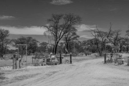 Téléchargez les photos : OMARURU, NAMIBIE-08 DÉCEMBRE 2020 : Zone d'accès non conventionnel à une ferme en Namibie - en image libre de droit