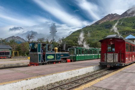 Foto de USHUAIA, ARGENTINA-13 DE MAYO DE 2020: Tren del Fin del Mundo, Tierra del Fuego, Argentina - Imagen libre de derechos
