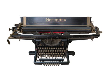 Téléchargez les photos : FRANKFURT AM MAIN, ALLEMAGNE-14 MAI 2023 : Ancienne machine à écrire mécanique du passé isolée sur fond blanc - en image libre de droit