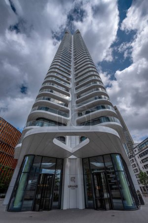 Foto de FRANKFURT AM MAIN, ALEMANIA-MAYO 14, 2023: Rascacielos residenciales Grand Tower en Europacity Frankfurt, Alemania - Imagen libre de derechos