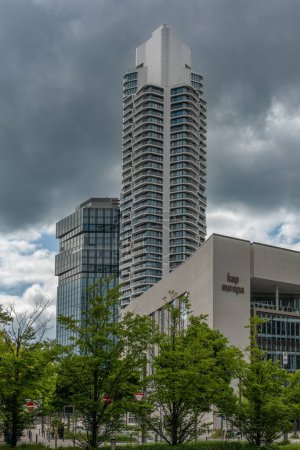 Téléchargez les photos : FRANKFURT AM MAIN, ALLEMAGNE-14 MAI 2023 : Grand gratte-ciel résidentiel en Europe Francfort, Allemagne - en image libre de droit