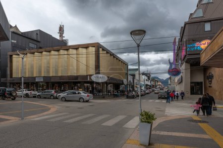Foto de USHUAIA, ARGENTINA-13 DE MAYO DE 2020: Centro de la ciudad sureña de Ushuaia, Tierra del Fuego, Argentina - Imagen libre de derechos