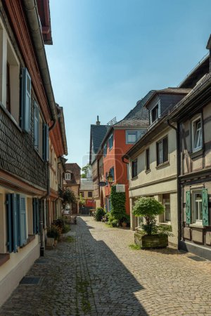 Téléchargez les photos : FRANKFURT AM MAIN, ALLEMAGNE-26 MAI 2023 : Petite rue dans la vieille ville historique de Francfort-Hoechst, Allemagne - en image libre de droit