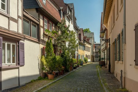 Foto de FRANKFURT AM MAIN, ALEMANIA-MAYO 26, 2023: Pequeña calle en el casco antiguo histórico de Frankfurt-Hoechst, Alemania - Imagen libre de derechos