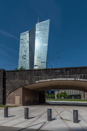 Foto de FRANKFURT AM MAIN, ALEMANIA-JUNIO 02, 2020: Nueva sede del Banco Central Europeo o BCE, Frankfurt, Alemania - Imagen libre de derechos