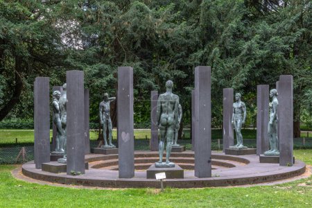 Foto de FRANKFURT AM MAIN, ALEMANIA-JUNIO 16, 2023: Anillo de estatuas de Georg Kolbe en el parque Rothschild, Frankfurt, Alemania - Imagen libre de derechos