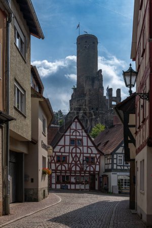 Téléchargez les photos : EPPSTEIN, ALLEMAGNE-20 JUIN 2023 : Les ruines du château d'Eppstein, Hesse, Allemagne - en image libre de droit