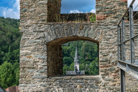 Téléchargez les photos : EPPSTEIN, ALLEMAGNE-20 JUIN 2023 : Vue des ruines du château à la vieille ville d'Eppstein, Hesse, Allemagne - en image libre de droit