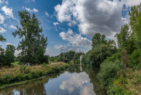 Foto de Paisaje fluvial renovado en la Nidda de Frankfurt, Alemania - Imagen libre de derechos