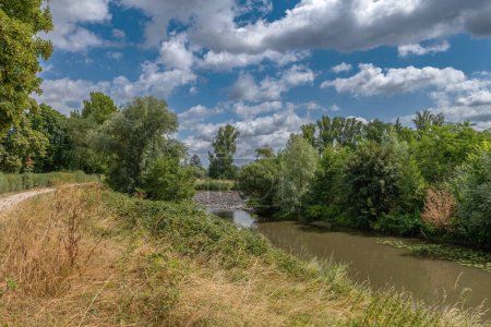 Téléchargez les photos : Paysage fluvial renommé à la Nidda à Francfort, Allemagne - en image libre de droit