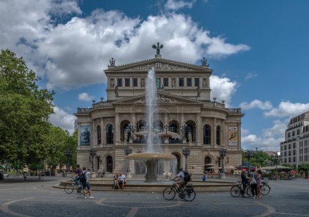 Foto de FRANKFURT AM MAIN, ALEMANIA-16 DE JULIO DE 2023: Vista de la Ópera Vieja y Opernplatz, Frankfurt, Alemania - Imagen libre de derechos