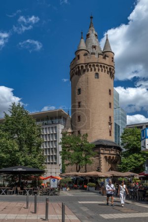 Foto de FRANKFURT AM MAIN, ALEMANIA-JULIO 16, 2023: La antigua puerta de la ciudad medieval Eschenheimer Turm, Frankfurt, Alemania - Imagen libre de derechos