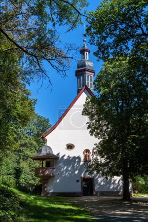 Foto de HOFHEIM AM TAUNUS, ALEMANIA-SEPTIEMBRE 05, 2023: La capilla de la montaña en el Kapellenberg en Hofheim am Taunus, Alemania - Imagen libre de derechos