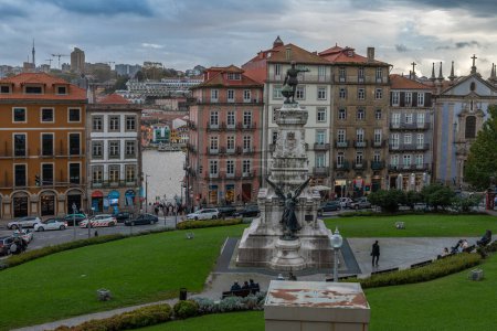 Foto de PORTO, PORTUGAL-OCTUBRE 19, 2023: Monumento al Príncipe Enrique el Navegante, Oporto, Portugal - Imagen libre de derechos