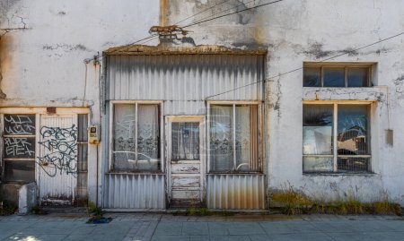 Téléchargez les photos : PUERTO NATALES, CHILI 08 FÉVRIER 2021 : Maisons typiques dans la ville portuaire de Puerto Natales, Patagonie, Chili - en image libre de droit