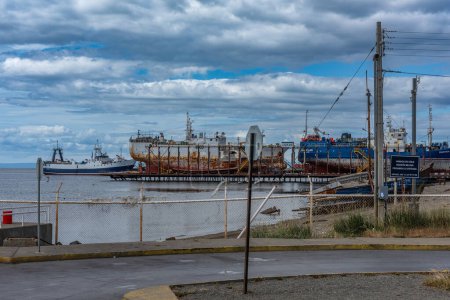 Foto de PUNTA ARENAS, CHILE-FEBRERO 10, 2021: Diferentes barcos en el puerto de Punta Arenas, Patagonia, Chile - Imagen libre de derechos